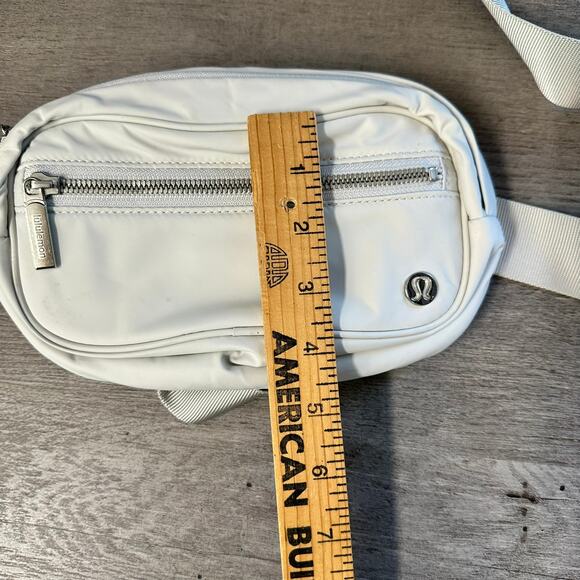 Lululemon Wunderlust Belt Bag 1.8 L Light Grey - Picture 4 of 6